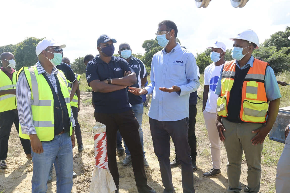 Victor Tauacale visita projecto de construção de furos de emergência no Grande Maputo
